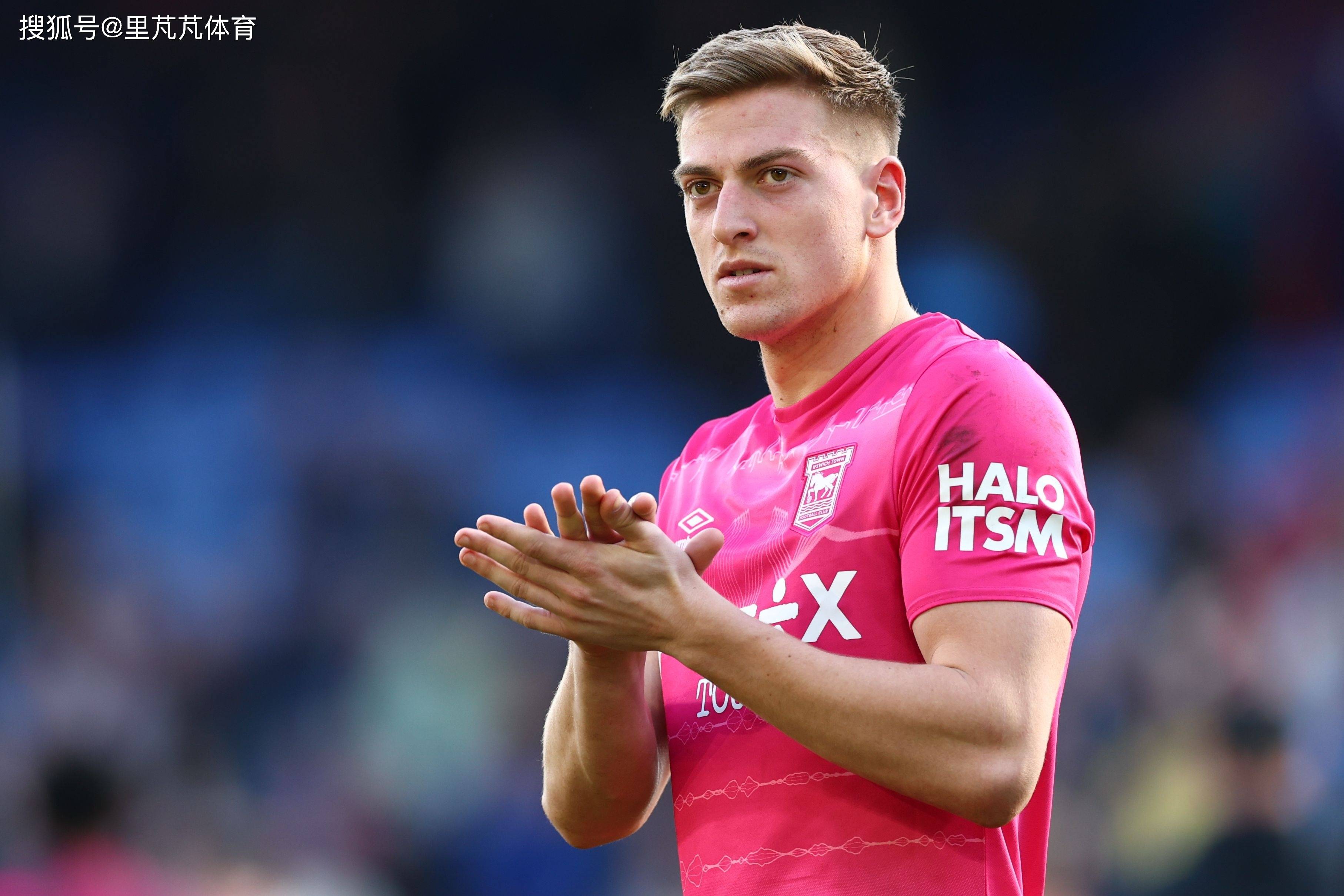 英超今夜再迎强敌；比利亚雷亚尔再遭质疑；主帅态度：话题不断；临场指挥获称赞的简单介绍