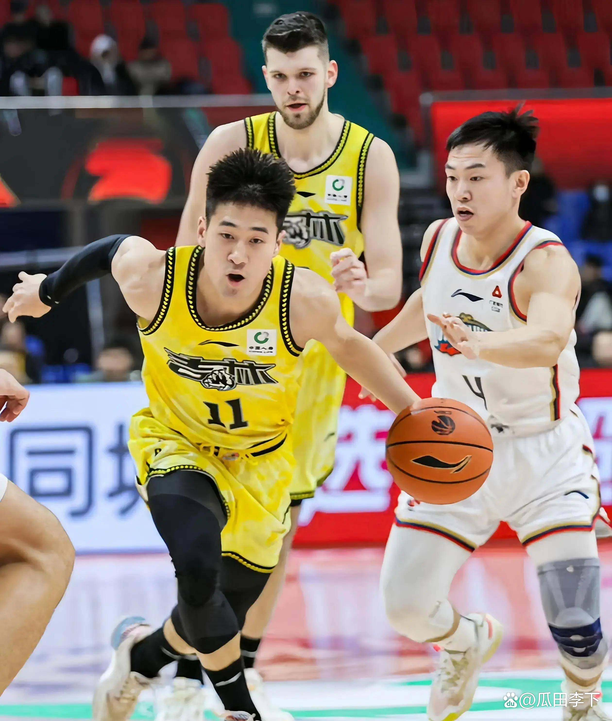 包含赛地聚焦：CBA季后赛加时末段热度飙升，费耶诺德防线松动，气氛紧张，阵容厚度经受考验的词条-九游娱乐APP