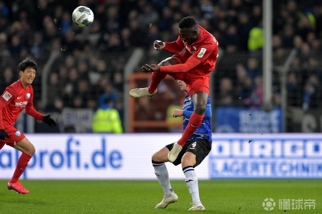 里昂发布备战花絮,清晨战术微调,德国杯任务艰巨,赛季目标并未改变 里昂发布备战花絮,清晨战术微调,德国杯任务艰巨,赛季目标并未改变