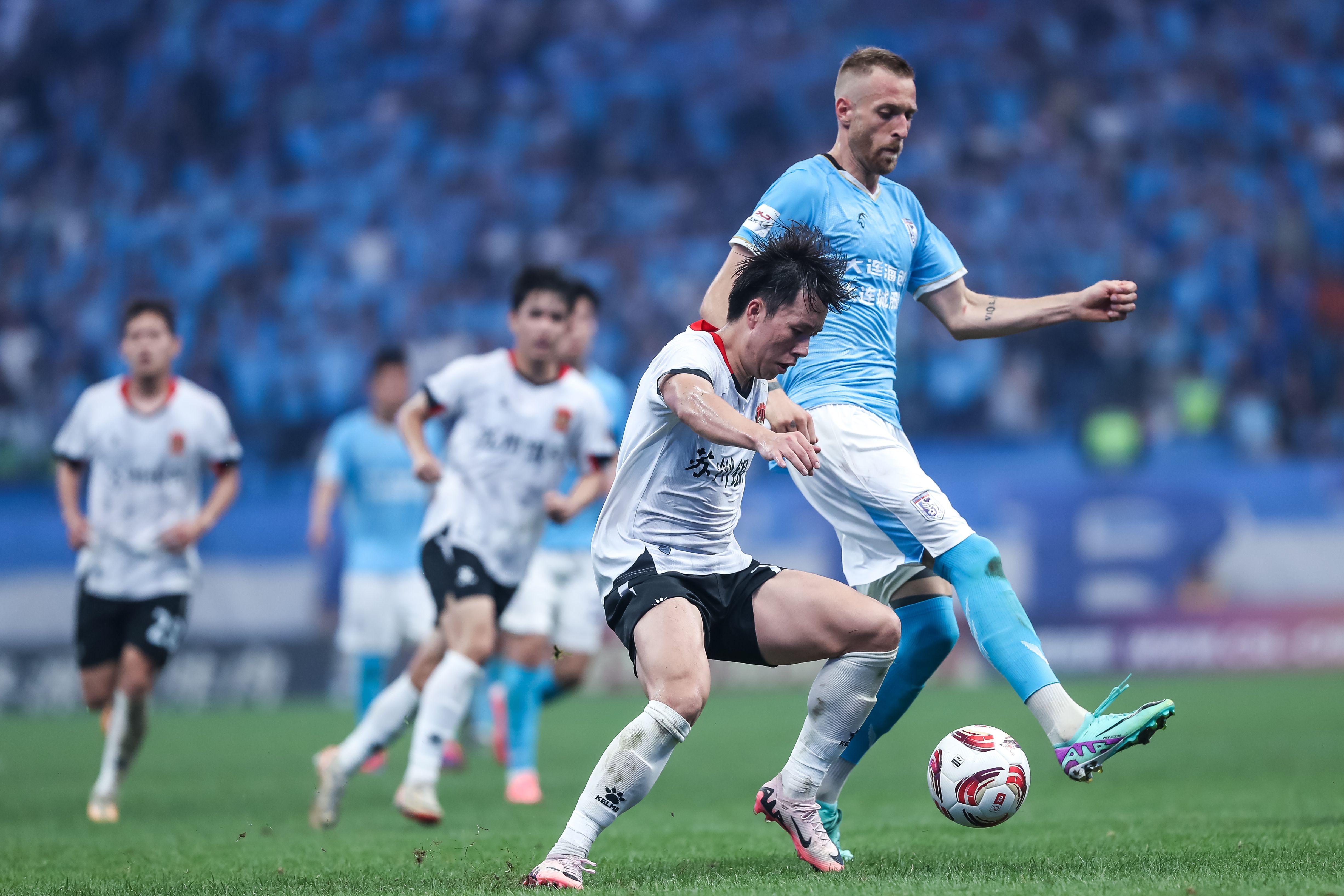 清晨亚特兰大备战英超，复出首秀细节曝光，话题不断，身体对抗强度拉满